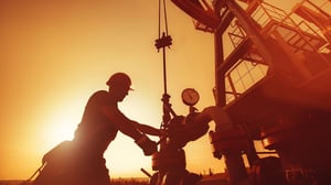 Ocho países de OPEP+ elevarán producción petrolera tras ataques en el Golfo Pérsico, mientras el estrecho de Ormuz enfrenta nuevas tensiones energéticas.