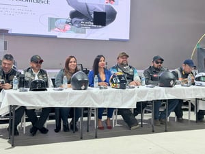 Se refuerza la seguridad vial al llevar a Tlahualilo conferencia sobre uso de casco y conducción responsable de motocicletas.  Como parte de las estrategias