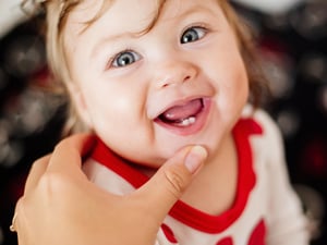 Para muchos padres, la aparición de los primeros dientes genera inquietud. Cuando el bebé se muestra más irritable, babea en exceso o intenta morder todo