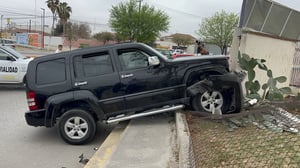   Piedras Negras, Coahuila.— Un accidente vial registrado la mañana de este lunes dejó daños materiales y movilización de cuerpos de emergencia en el cruce