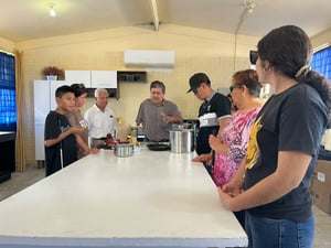 El programa arrancó con 12 alumnos que comenzarán elaborando 5 kg de cacahuate dorado como botana, aprendiendo todo el proceso desde la compra de insumos hasta