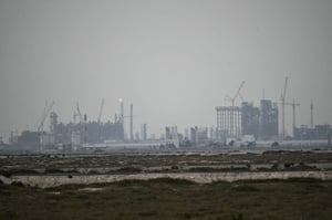 Los futuros del gas europeo suben 45% tras la suspensión de producción en Qatar, afectando mercados globales y disparando los precios del gas natural