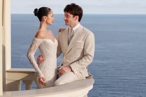 Alexandra Saint Mleux y Charles Leclerc celebraron su boda civil en Mónaco, destacando por un vestido de Paolo Sebastian y una estética sobria y elegante.