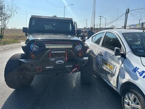 Un aparatoso accidente vial se registró en el cruce de la avenida Industrial y calle Dolores, en la colonia Vista Hermosa, en Piedras Negras, donde cuatro