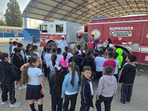 Bomberos de Múzquiz visitaron la escuela Ford #4 para enseñar a alumnos de primer grado sobre seguridad, prevención y el funcionamiento de los equipos