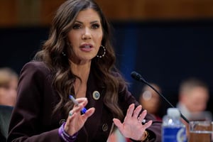 La secretaria de Seguridad Nacional, Kristi Noem, compareció ante el Senado por las redadas migratorias, enfrentando duras críticas de legisladores