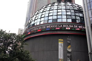 El peso mexicano y la BMV registraron su peor jornada en 11 meses tras tensiones en Medio Oriente que impactaron mercados internacionales y energéticos.