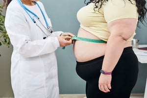 La Sociedad Española de Medicina Interna (SEMI) recalca que la obesidad debe entenderse como una enfermedad crónica y compleja, originada por un exceso