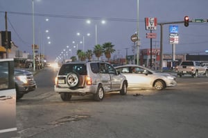 El accidente se registró en el transitado cruce de la carretera 30.  Una mujer que ignoró la luz roja de un semáforo protagonizó un fuerte accidente la mañana