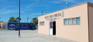 El Gobierno Municipal de Múzquiz realiza limpieza y pintura en la plaza principal de Minas de Barroterán, mejorando espacios públicos para cultura