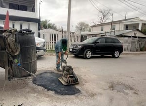 Tras atender fugas de agua y drenajes colapsados, el Sistema Municipal de Aguas y Saneamiento (SIMAS) lleva a cabo trabajos de compactación y recarpeteo