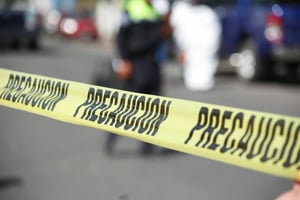 Autoridades de Tabasco investigan el hallazgo de un hombre con huellas de tortura en Centro y una cabeza humana abandonada en Villahermosa.  Un hombre