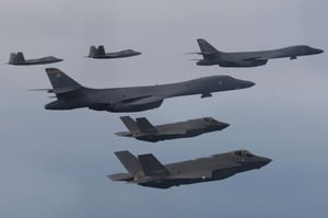 NORAD informó que aviones militares rusos fueron detectados cerca de Alaska y Canadá, permaneciendo en espacio internacional, sin representar amenaza a ambos