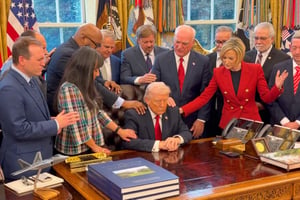 Un grupo de líderes religiosos se reunió en la Casa Blanca para orar por Donald Trump, en un encuentro organizado con participación oficial y presencia