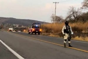 Un enfrentamiento armado en Yuriria dejó dos policías estatales heridos y un presunto agresor abatido, durante un patrullaje en la carretera Valle