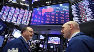 Los mercados financieros iniciaron la jornada con caídas mientras el petróleo repunta por tensiones en Medio Oriente, aumentando la aversión al riesgo global.