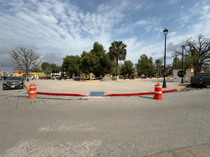 El Gobierno Municipal de Múzquiz inició trabajos de señalización y delimitación de zonas de “No Estacionarse” en la plaza principal para mejorar movilidad,