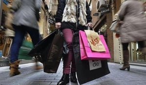 El impuesto rosa provoca que las mujeres paguen más por productos idénticos a los masculinos, generando un gasto extra significativo a lo largo de su vida.