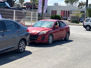 Elementos de Control de Accidentes se encargaron del peritaje.  Un choque por alcance registrado la tarde de este viernes en la colonia Jardines del Valle