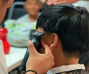 Estudiantes del CONALEP Monclova participaron como instructores en un taller de barbería desarrollado dentro del programa Aplícate.  Como parte