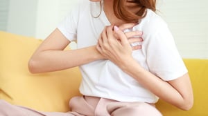 Sentir que el corazón late con rapidez o de manera irregular puede generar preocupación en cualquier persona, y no es raro que motive la consulta médica,
