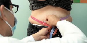La Sociedad Española de Medicina Interna (SEMI) enfatiza que la obesidad es una enfermedad crónica compleja, provocada por el exceso de grasa corporal,