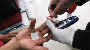 Según el artículo 224 Bis de la Ley General de Salud (LGS), se consideran enfermedades de baja prevalencia o raras aquellas que afectan a no más de 5 personas