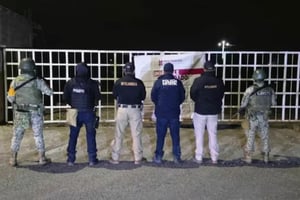 Autoridades estatales y federales desmantelaron una bodega en Hidalgo donde eran resguardados 46 vehículos robados, incluidos tractocamiones y autos, tras