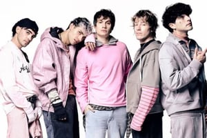 La banda mexicana CD9 anunció la pausa temporal de Freddy Leyva tras una polémica por supuestos mensajes privados con una fan.  La boy band mexicana