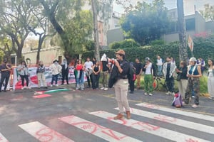 Manifestantes se concentraron en la Embajada de Estados Unidos en México, en Polanco, para rechazar la intervención militar en Irán durante el octavo