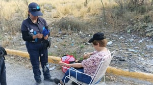 El accidente movilizó a cuerpos de rescate y seguridad.  NADADORES COAH-Una pareja de adultos mayores vivió momentos de angustia la tarde de este sábado, luego