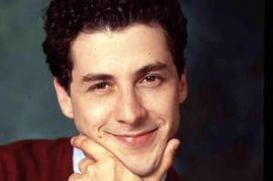 El actor Corey Parker, conocido por sus participaciones en “Will & Grace” y “Viernes 13”, murió a los 60 años en Memphis, Tennessee, tras una larga lucha