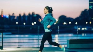 Durante mucho tiempo, la cultura del fitness ha promovido la idea de que entrenar muy temprano por la mañana es lo ideal, mientras que hacer ejercicio