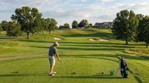 El golf es un deporte que combina precisión, estrategia y contacto con la naturaleza. Se practica en amplios campos verdes que pueden tener 9 o 18 hoyos,