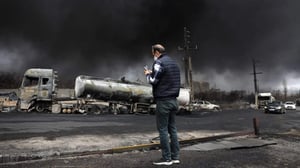 Una densa nube tóxica cubre Teherán tras ataques a depósitos de petróleo, dejando seis muertos, 20 heridos y obligando a racionar la gasolina.  El domingo,