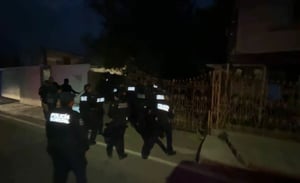    Un hombre fue arrestado por autoridades municipales luego de ser señalado por agredir físicamente a su pareja dentro de una vivienda ubicada en la Zona