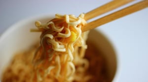 Los fideos instantáneos se han vuelto uno de los alimentos más consumidos a nivel mundial. Su bajo precio, preparación rápida y amplia disponibilidad