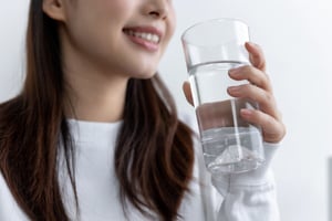 Beber agua antes de cada comida es un hábito sencillo que puede tener efectos positivos en el funcionamiento del organismo. Especialistas en nutrición indican