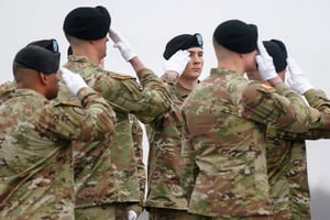 La guerra contra Irán registra la muerte del séptimo militar estadounidense, tras un ataque con drones en Kuwait que hirió a la soldado Nicole Amor.  Séptima