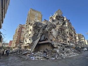 Israel aseguró haber atacado a comandantes iraníes en Beirut con drones, ampliando su ofensiva contra Hezbollah en Líbano mientras aumenta el número