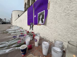 La memoria de las víctimas de feminicidio permanece visible en el corazón de la ciudad, donde velas encendidas y flores continúan sobre la banqueta frente
