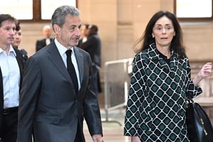 La justicia francesa rechazó la solicitud del ex presidente Nicolas Sarkozy de fusionar dos condenas judiciales, por lo que deberá cumplir la pena firme
