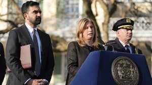 La policía de Nueva York investiga como terrorismo el lanzamiento de un explosivo casero durante una protesta antimusulmana cerca