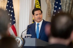 El senador estadounidense Marco Rubio acusó a Irán de representar una amenaza global y afirmó que sus acciones mantienen al mundo como rehén.  Rubio señala