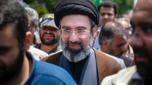 Miles de personas se manifestaron en Teherán en apoyo a Mojtaba Jamenei como nuevo líder supremo de Irán, mientras Hezbollah anunció públicamente su lealtad.