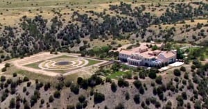 En el 8M, activistas llevaron flores, cruces y carteles al Zorro Ranch, propiedad de Jeffrey Epstein en Nuevo México, para exigir justicia y recordar