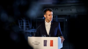 El presidente francés, Emmanuel Macron, anunció una misión defensiva para escoltar buques y reabrir el estrecho de Ormuz, tras la fase más intensa