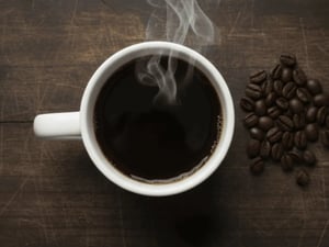 Para millones de personas en todo el mundo, el día comienza con una taza de café antes de consumir cualquier alimento.  Sin embargo, varios especialistas
