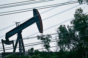 El presidente de Estados Unidos, Donald Trump, anunció que su gobierno analiza levantar sanciones petroleras para reducir precios y garantizar seguridad