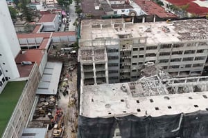 El colapso de un edificio en demolición en la calzada San Antonio Abad, en la Ciudad de México, dejó una persona muerta y dos trabajadores atrapados.